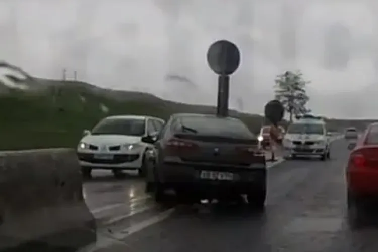 Accident  la Turda filmat de un șofer cu camera pe bord: Ploaia le-a dat de furcă - VIDEO