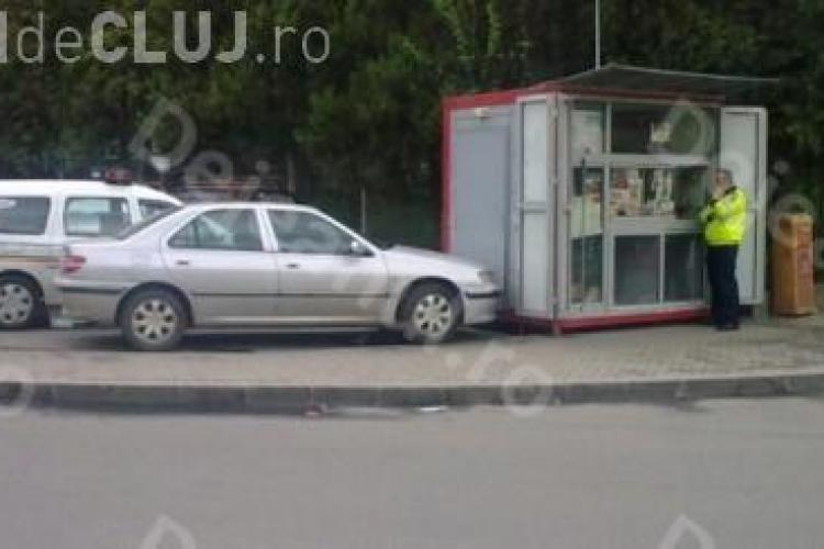 Blocați în toneta de ziare din Dej, de un șofer care a parcat în ușă. Au stat două ore ”prizonieri” - FOTO