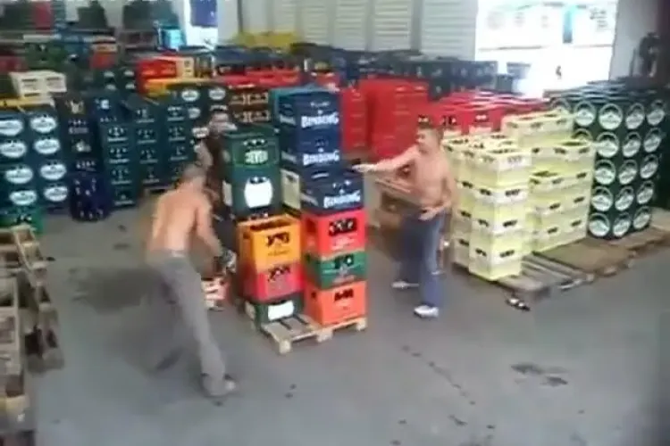 CLIPUL ZILEI: Trei români au uimit Europa. Vezi cum sortează lăzile de bere VIDEO