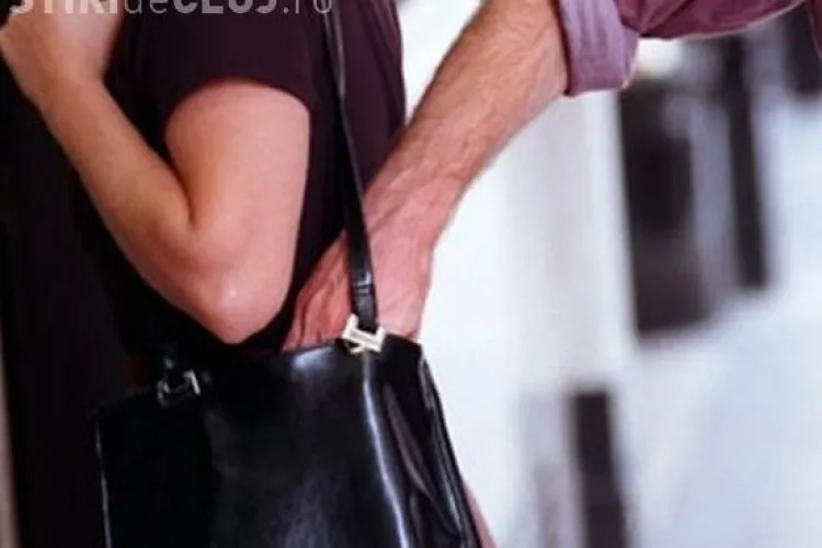 Un hoț de buzunare prins într-un autobuz în Mănăștur. A fost încătușat