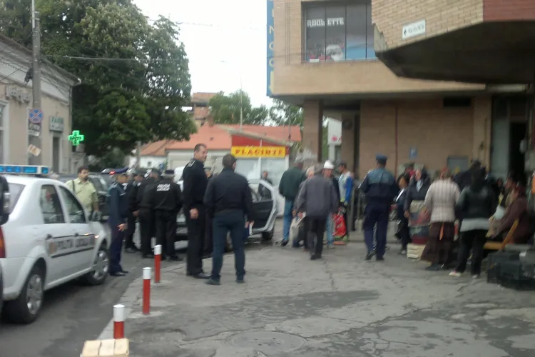 Razie în Piața Mihai Viteazu! Romii și cerșetorii adunați de Poliție. A ieșit scandal - VIDEO