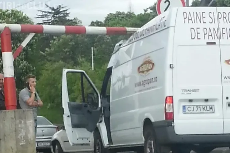 A rămas cu duba prins sub limitatorul de înălțime de lângă podul Napoca - FOTO