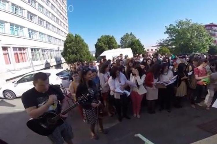 Serenade la UMF Cluj! Studenții absolvenți le-au cântat profesorilor - VIDEO