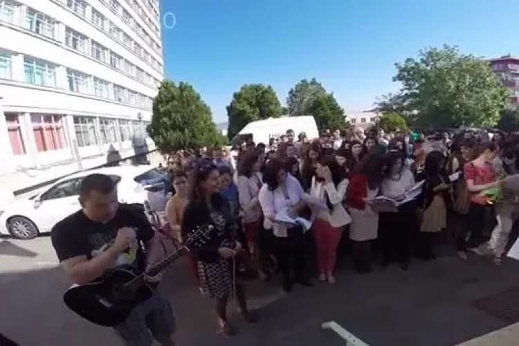 Serenade la UMF Cluj! Studenții absolvenți le-au cântat profesorilor - VIDEO