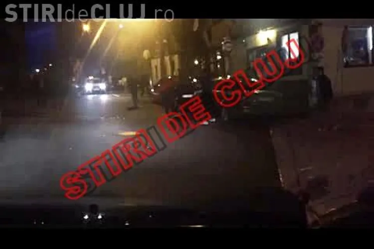 Bătaie generală la Casa Vikingilor, în Hașdeu! Clienții și-au dat cu scaunele în cap, în stradă - VIDEO EXCLUSIV