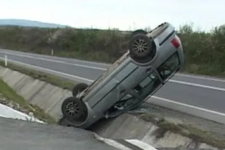 Mașină răsturnată pe A3, în zona Gilău. Trei persoane au fost rănite