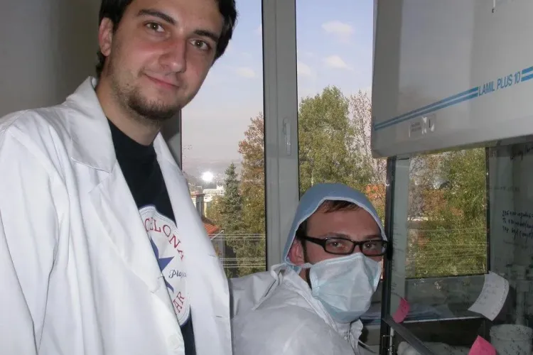 Un medic rezident clujean a descoperit o nouă metodă de diagnosticare a cancerului biliar