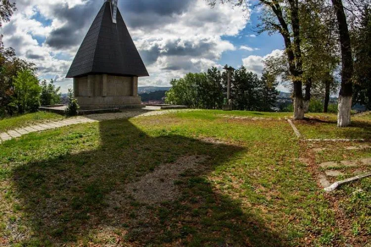 FORTRESS HILL pe Cetățuie. Un artist german montează o instalație de sunet pe tot dealul