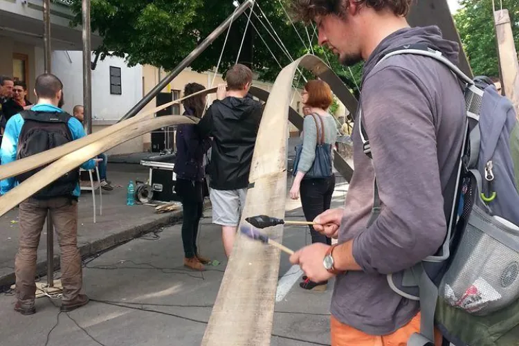 Scena Urbana: O orgă de lemn uriașă a fost montată pe strada Mihail Kogălniceanu - FOTO