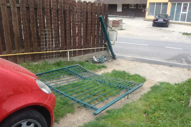 Caz ULUITOR în Florești! Un șofer a intrat în gardul unei case, iar poliția a PLASAT accidentul pe o altă stradă, la câțiva kilometri