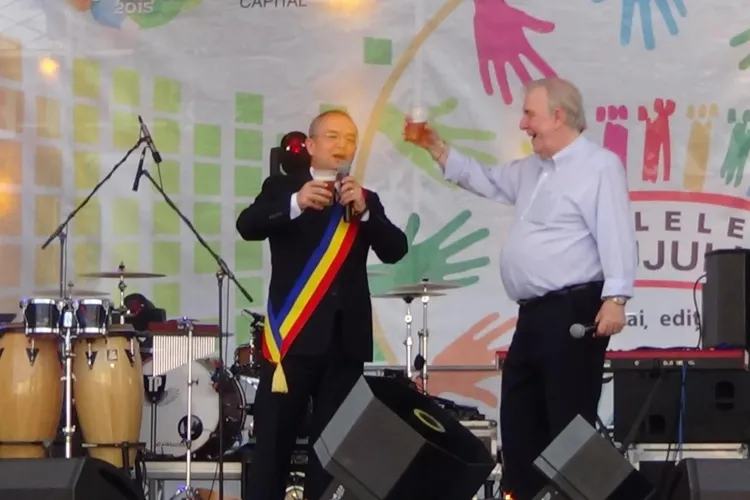 ZILELE CLUJULUI 2014 - Primarul Emil Boc a deschis evenimentul și a ciocnit o bere pe scenă - VIDEO