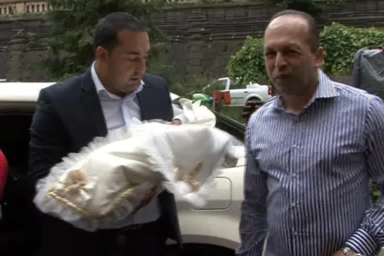 La Cluj s-a născut Prințesa Daiana a romilor. Familia Roșianu s-a dus după ea cu limuzina, la Ginecologie 1 - VIDEO