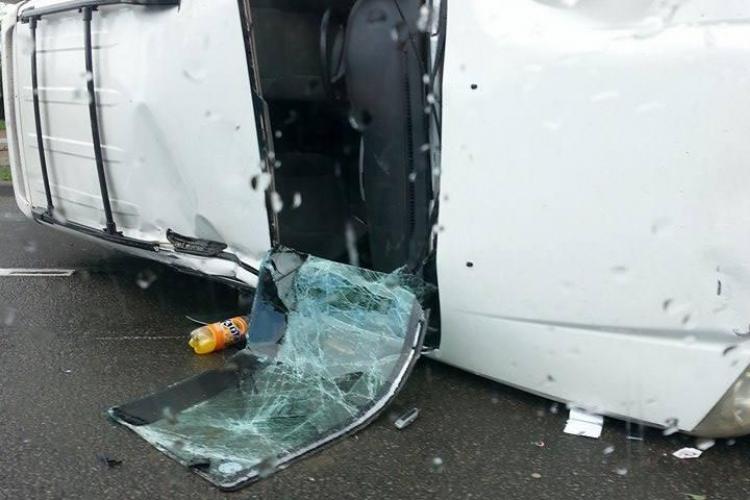 Accident pe strada Frunzișului (varianta Zorilor - Mănăștur) - O mașină s-a răsturnat - FOTO