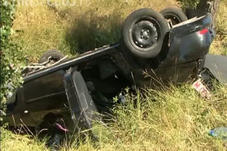 Accident în Baciu! Un bărbat de 64 de ani a intrat cu mașina într-un copac și s-a răsturnat
