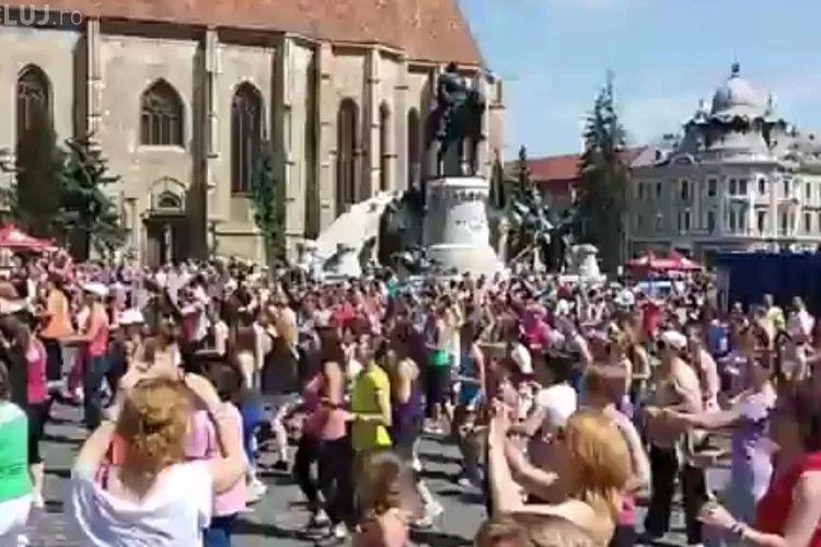 Sute de clujeni au dansat ZUMBA în Piața Unirii, pentru copiii dependenti de dializă - VIDEO