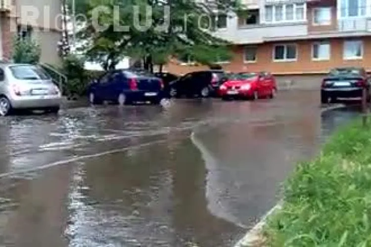 Strada Năsăud s-a transformat într-un lac, după ploaia torențială de vineri - VIDEO