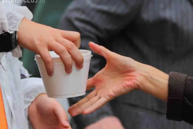 Cluj - Proiectul O MASĂ CALDĂ împlinește un an! Voluntarii oferă sărmanilor o masă gratuită în fiecare zi de joi - FOTO