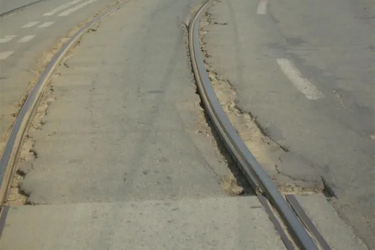 Accident grav în Piața Gării! Un șofer s-a răsturnat cu motocicleta pe linia de tramvai