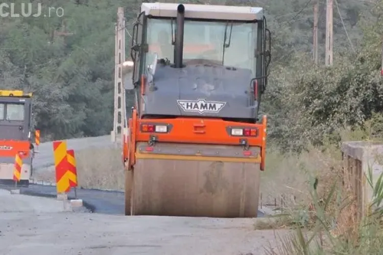 CJ Cluj a emis actul de reziliere a contractului cu Kiat, pentru modernizarea a 423 km de drumuri județene. Kiat spune ca nu si-a primit banii pe lucrari