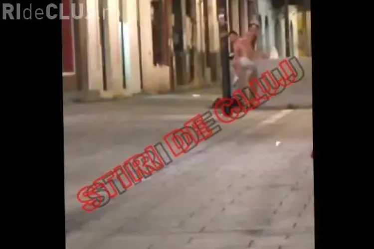 Doi tineri au făcut baie, o oră, în fântâna de pe Bulevardul Eroilor - VIDEO