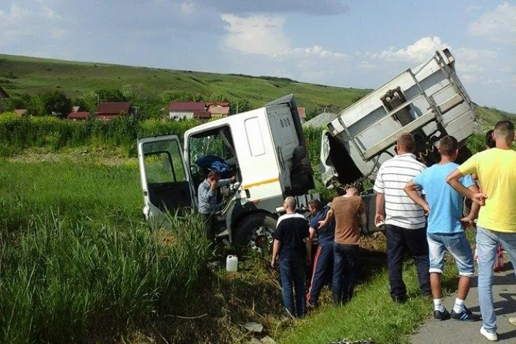 Accident cu două victime pe Centura de la Apahida! Un șofer a intrat cu mașina într-un TIR - FOTO
