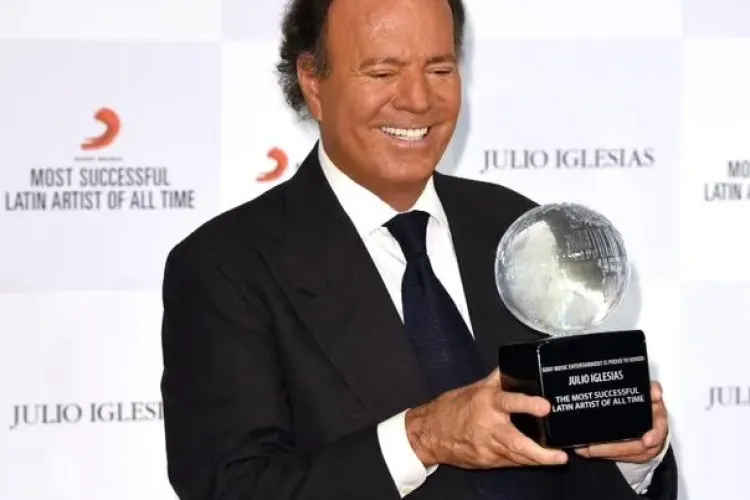 JULIO IGLESIAS cântă în România. El a obținut trofeul ”CEL MAI DE SUCCES ARTIST LATIN AL TUTUROR TIMPURILOR”