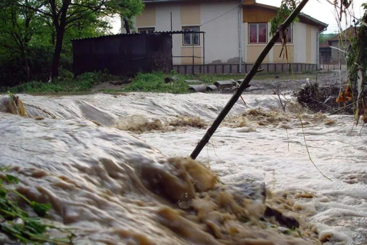 Persoană luată de VIITURĂ în comuna Mărgău, județul Cluj / UPDATE: Victima a murit