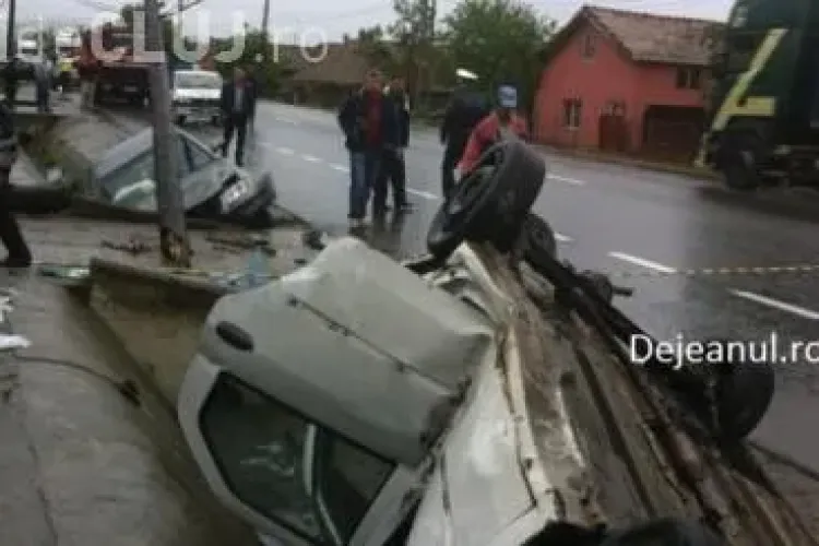 Accident la Fundătura! S-a răsturnat cu Loganul în șant. Un alt șofer a lovit un pod - VIDEO