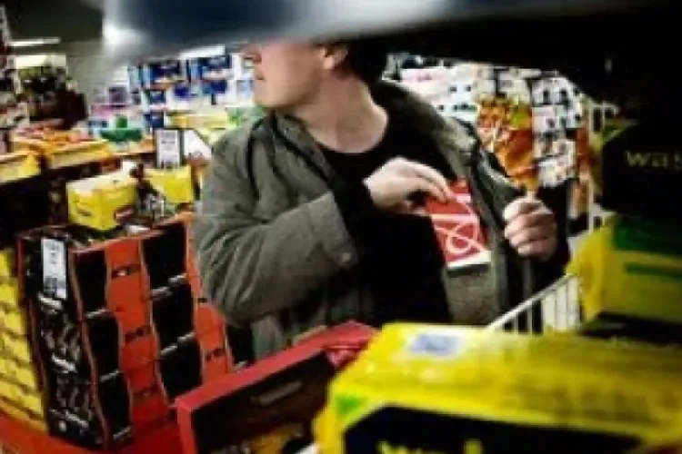 Clujean prins la furat într-un supermarket din Piața Mărăști