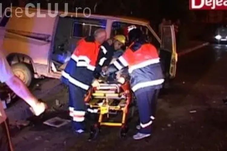 Accident cu trei victime la Dej. O persoană a fost ARUNCATĂ din mașină în urma impactului VIDEO