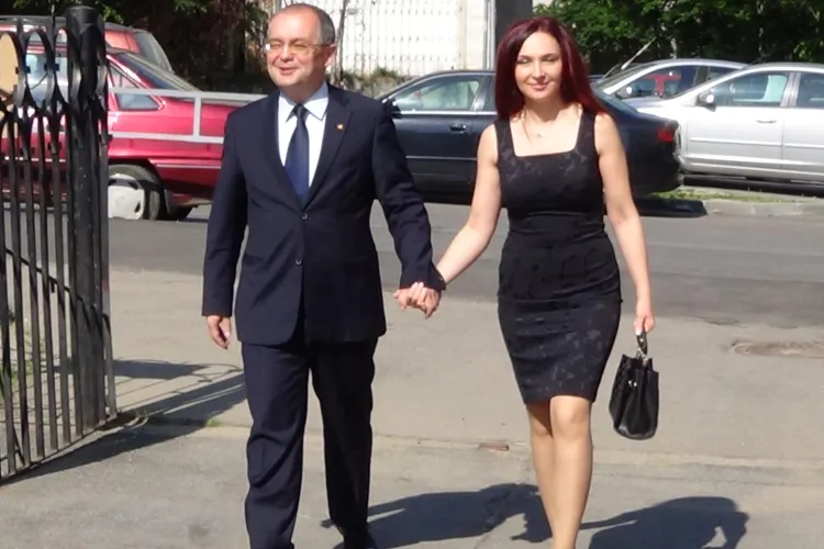 Emil Boc a votat alături de soția lui. A fost însoțit și de candidatul PDL, Daniel Buda - VIDEO