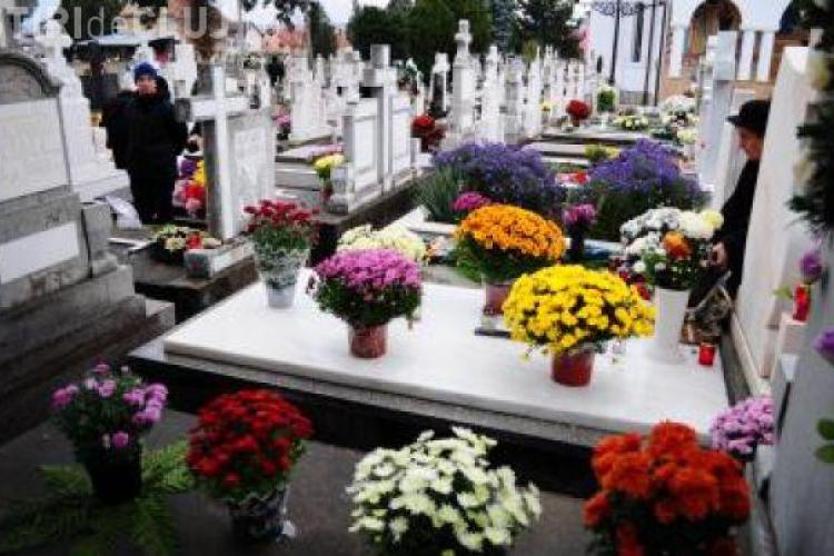 La Cluj se fură și florile din cimitire. Poliția a prins mai multe persoane care furau florile de pe morminte