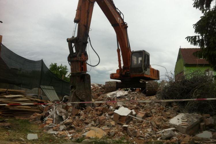 Justiție până la capăt. Un clujean i-a demolat casa vecinului construită ilegal - FOTO și VIDEO