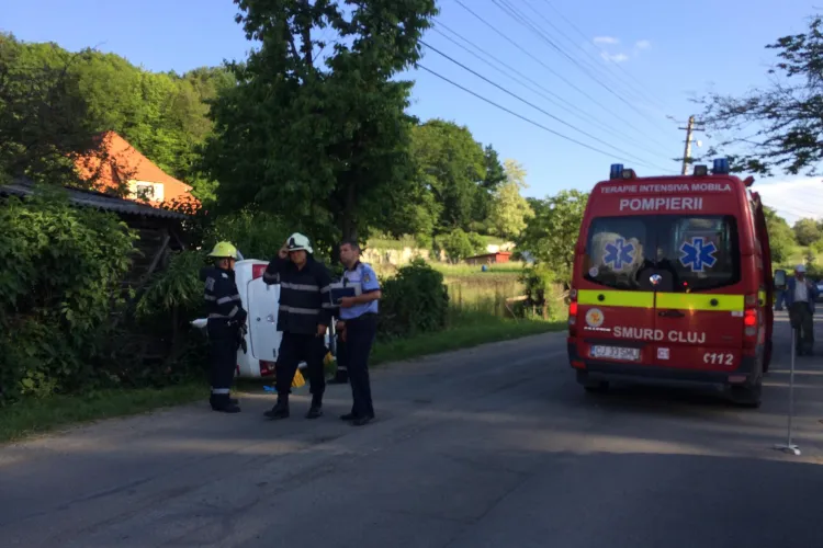 Accident în FĂGET! O mașină s-a răsturnat lângă camping - FOTO