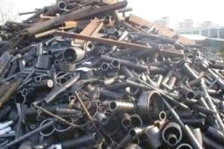 Bătrân de 70 de ani,comerciant de fier vechi, amendat de polițiști. I-au confiscat patru tone de deșeuri feroase