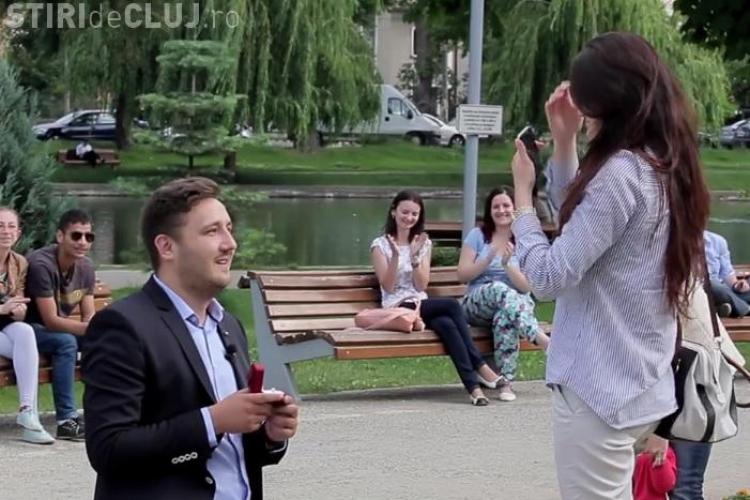 Și-a cerut iubita în căsătorie în fața Casinoului pe muzică! Momente MAGICE de la Cluj - VIDEO