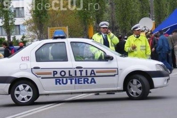 Urmărire ca în filme la Cluj. Un șofer beat a fost ”fugărit” de polițiști până a intrat cu mașina într-un copac