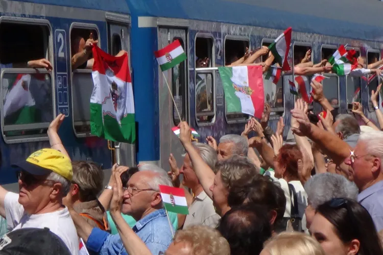 Ungurii au ocupat Gara Cluj! Trenul care merge la Șumuleu Ciuc, primit cu onoruri de UDMR Cluj - VIDEO