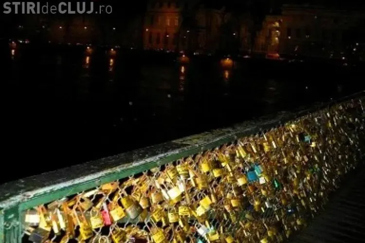 Podul Artelor din Paris s-a prăbuşit din cauza greutății ”lacătelor iubirii”