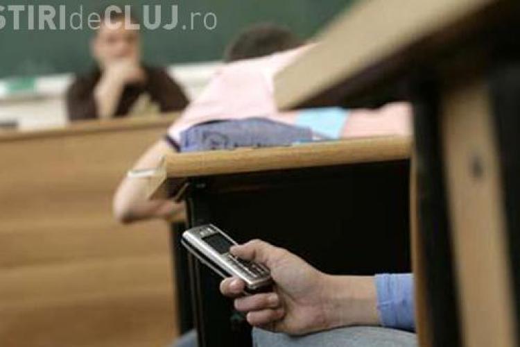BAC 2014 Cluj: Doi elevi au fost eliminați din examen pentru că le-a sunat telefonul