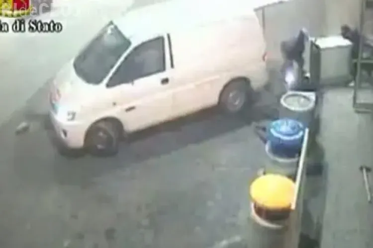 Cum fură ROMÂNII din Italia! Smulg BANCOMATUL din perete - VIDEO