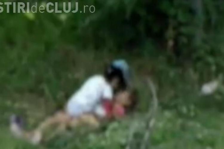 Două fetițe din Cluj mimează actul sexual la 5 ani, sub ochii părinților - VIDEO