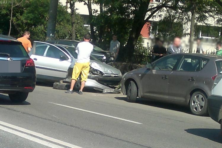 Accident cu 4 mașini pe strada Observatorului, în dreptul căminelor studențești. Ce s-a întâmplat?