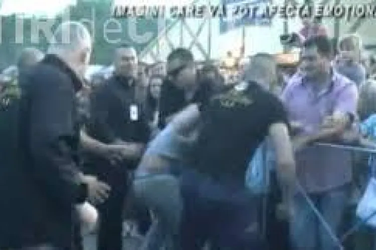 Scene incredibile la un concert Cargo. Un tânăr a fost jucat în picioare de agenții de pază VIDEO