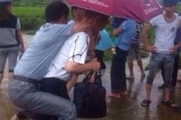 Oficial chinez cărat în spate la inundații. L-au DEMIS! - FOTO