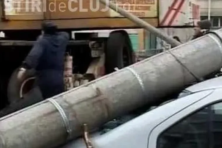 O furgonetă a intrat într-un stâlp de beton de pe strada Clinicilor. UPDATE