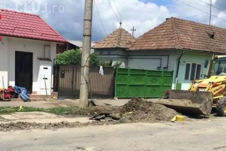 Așa se asfaltează la Gherla! Muncitorul de pe buldozer s-a culcat - FOTO