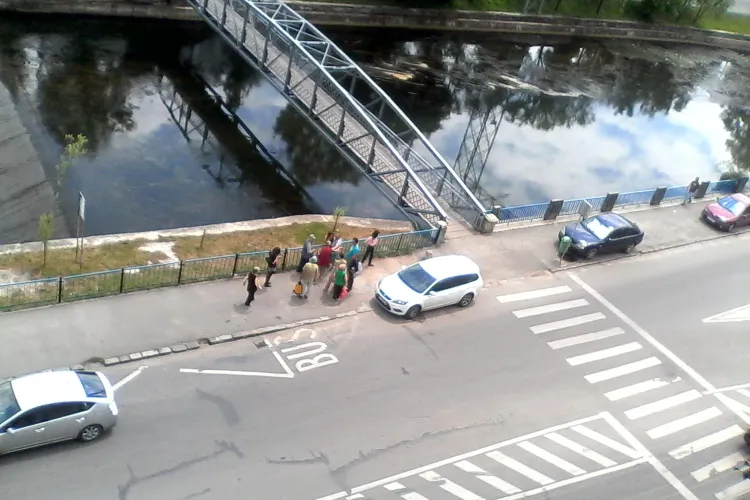 Adolescentă lovită pe trecerea de pietoni lângă Parcul Central de un bătrân neatent FOTO