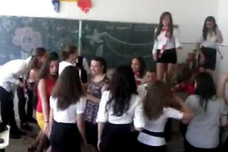 Chef cu manele și dans pe bănci la o școală generală din Cluj VIDEO