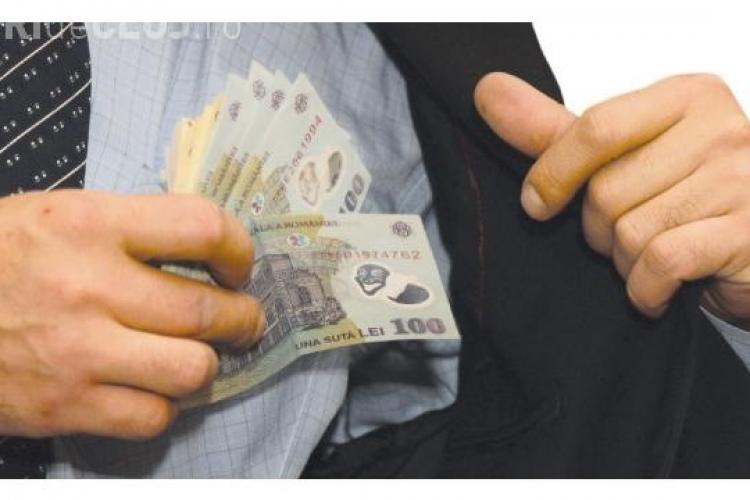 Un director de la firma Diferit Cluj ar fi predat 45.000 de lei la secretara lui Uioreanu. Au TESTAT banii cu ultraviolete